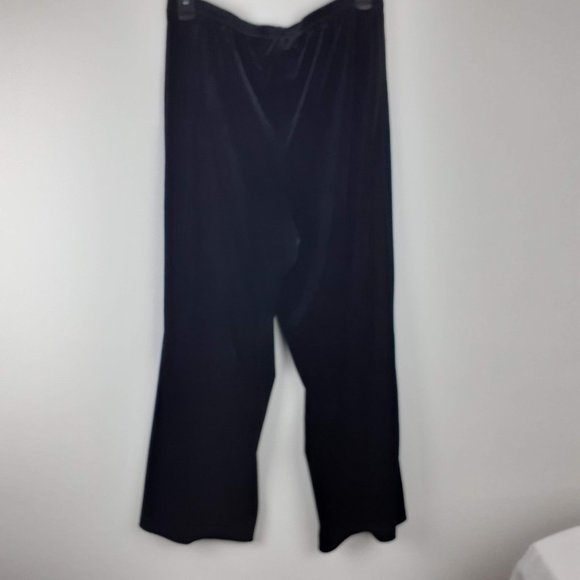 Snakeskin pattern 2-Pc blouse and velor pant set. Signature Robbie Bee - Picture 7 of 8